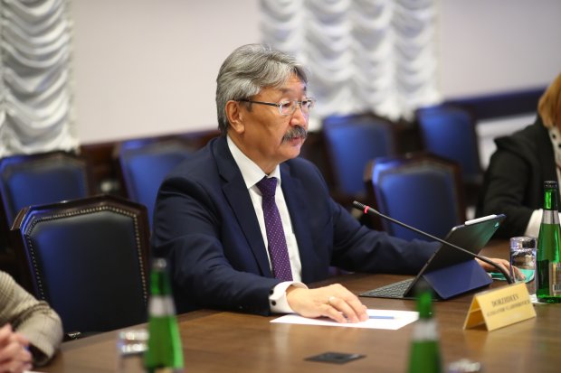бенсон генри ума агуту посол