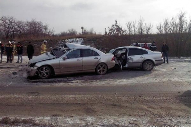 В Волгограде «Мерседес-Бенц» на дороге устроил кегельбан В Волгограде «Мерседес-Бенц» на дороге устроил кегельбан