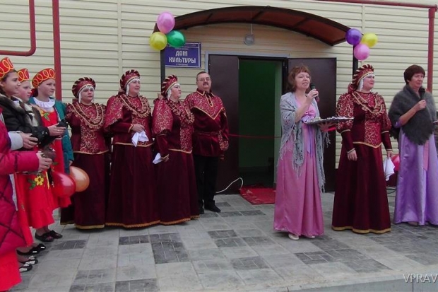 На открытие обновленного клуба прибыли не только жители села, но и творческие коллективы из всех сельских поселений района На открытие обновленного клуба прибыли не только жители села, но и творческие коллективы из всех сельских поселений района
