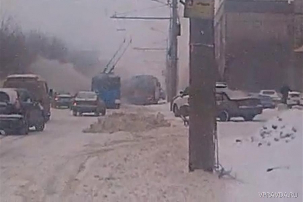В Волгограде во время снегопада загорелся автобус В Волгограде во время снегопада загорелся автобус
