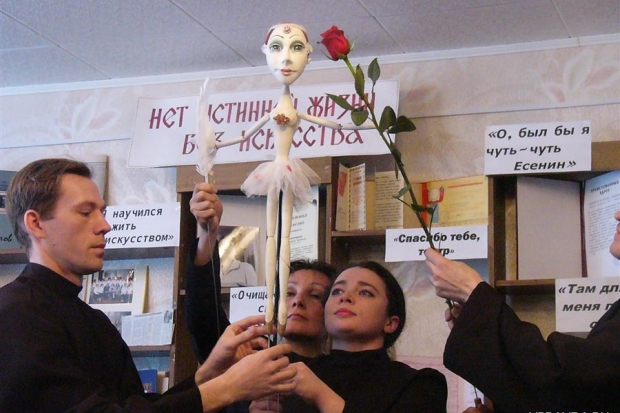 Артисты труппы кукольного театра «Калейдоскоп» с фрагментом одного из своих выступлений – танцем балерины Артисты труппы кукольного театра «Калейдоскоп» с фрагментом одного из своих выступлений – танцем балерины