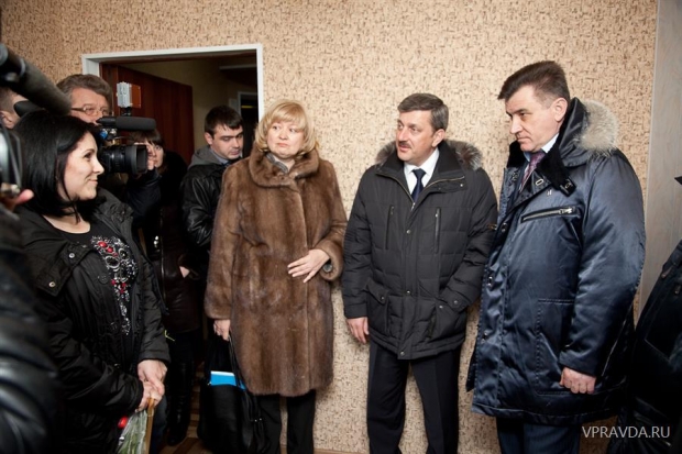 Сергей Боженов и глава Старополтавского района Владимир Марченко в квартире Любови Шпак (на фото крайняя слева). Сергей Боженов и глава Старополтавского района Владимир Марченко в квартире Любови Шпак (на фото крайняя слева).