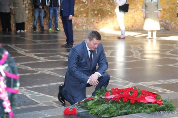 Андрей Бочаров возложил цветы на Мамаевом Кургане Андрей Бочаров возложил цветы на Мамаевом Кургане
