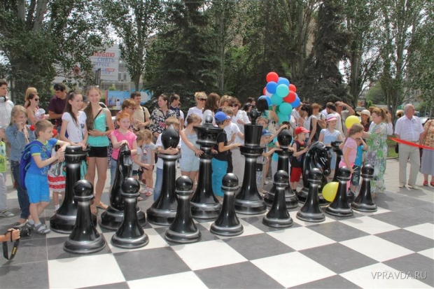 Фигуры, не уступающие росту 8-летнего ребенка, сделаны из высокополимерных материалов – их легко передвигать и при этом очень сложно сломать Фигуры, не уступающие росту 8-летнего ребенка, сделаны из высокополимерных материалов – их легко передвигать и при этом очень сложно сломать