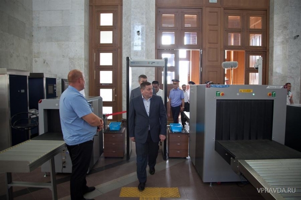 Новое оборудование для досмотра пассажиров сразу после его монтажа осмотрел Андрей Бочаров Новое оборудование для досмотра пассажиров сразу после его монтажа осмотрел Андрей Бочаров