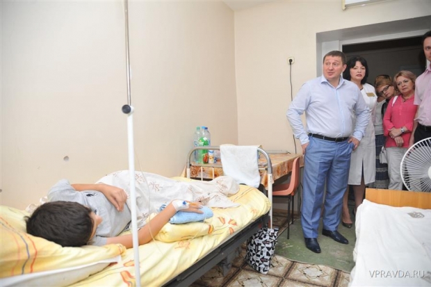 С очередной проверкой в стационар глава области приехал по сложившейся практике без предупреждения, во второй половине воскресного дня. С очередной проверкой в стационар глава области приехал по сложившейся практике без предупреждения, во второй половине воскресного дня.
