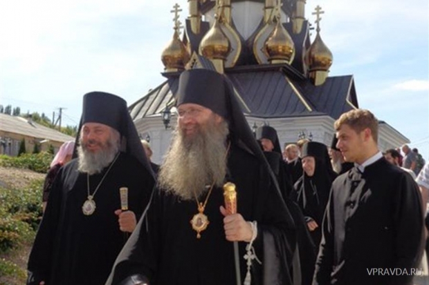 Духовенсво и паломники прибыли на открытие храма Духовенсво и паломники прибыли на открытие храма