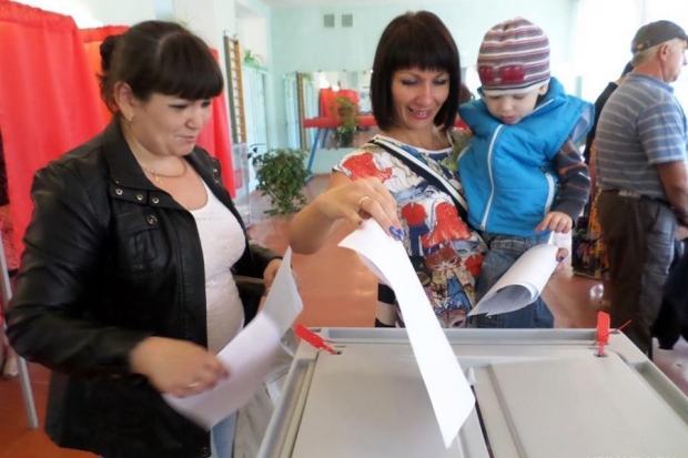 В районах на избирательные участки пришло множество молодых родителей В районах на избирательные участки пришло множество молодых родителей