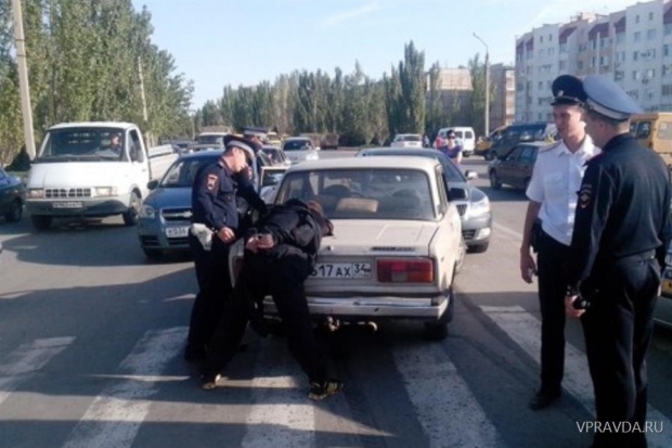 В Волжском лихой угонщик устроил ДТП В Волжском лихой угонщик устроил ДТП