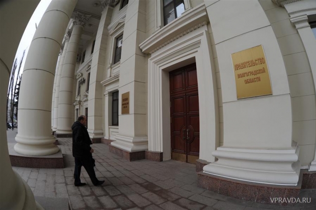 Известное волгоградцам здание ждет смена вывесок.. Известное волгоградцам здание ждет смена вывесок..