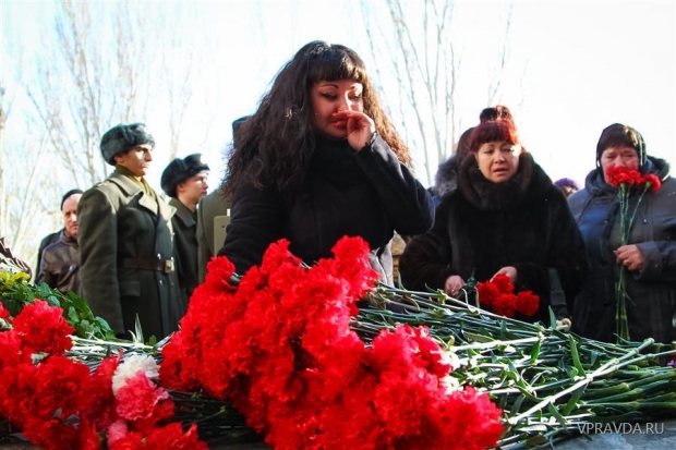 Цветы к мемориальной плите, открытой в память о жертвах теракта, волгоградцы несли с самого утра Цветы к мемориальной плите, открытой в память о жертвах теракта, волгоградцы несли с самого утра
