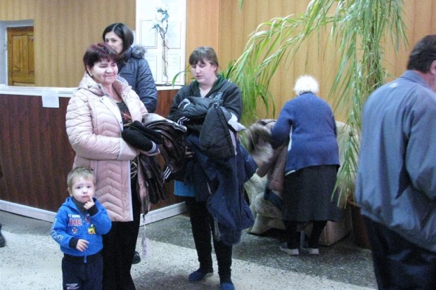выдача зимней одежды в ВРО Красного Креста выдача зимней одежды в ВРО Красного Креста
