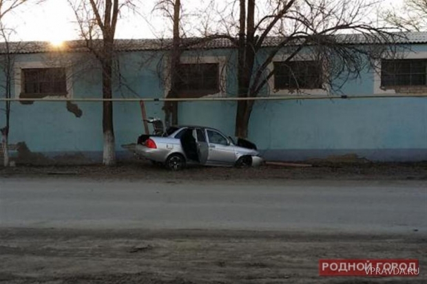 Водитель «Приоры» снес опору газовой трубы в Волгоградской области Водитель «Приоры» снес опору газовой трубы в Волгоградской области
