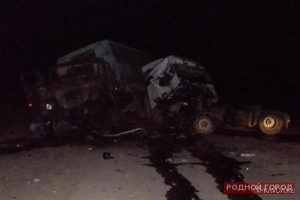 Под Волгоградом в лобовом столкновении грузовиков погибли 2 человека Под Волгоградом в лобовом столкновении грузовиков погибли 2 человека