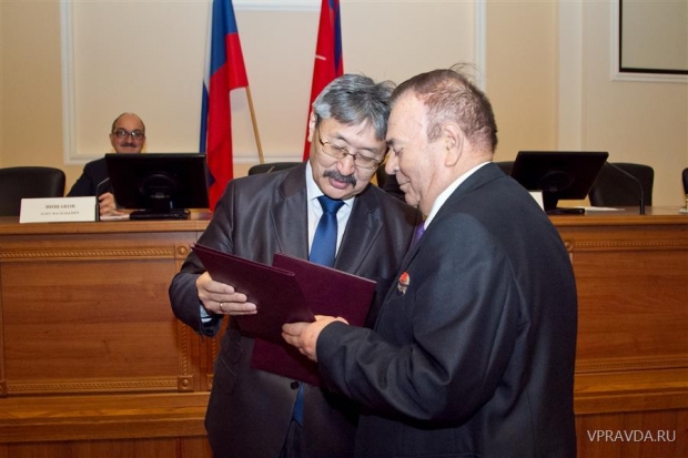 Президент ОАО «Себряковский комбинат асбестоцементных изделий» Василий Сивокозов (справа) получил сразу две награды Президент ОАО «Себряковский комбинат асбестоцементных изделий» Василий Сивокозов (справа) получил сразу две награды