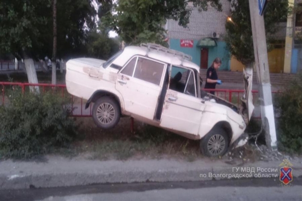 На севере Волгограда «шестерка» въехала в световую опору На севере Волгограда «шестерка» въехала в световую опору