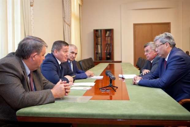 Губернатор Волгоградской области Андрей Бочаров провел рабочую встречу с Сергеем Альмеевым Губернатор Волгоградской области Андрей Бочаров провел рабочую встречу с Сергеем Альмеевым