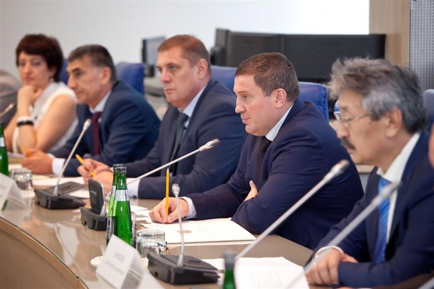 Губернатор рекомендовал бизнесу быть скромнее в запросах и работать по единым для всех правилам Губернатор рекомендовал бизнесу быть скромнее в запросах и работать по единым для всех правилам