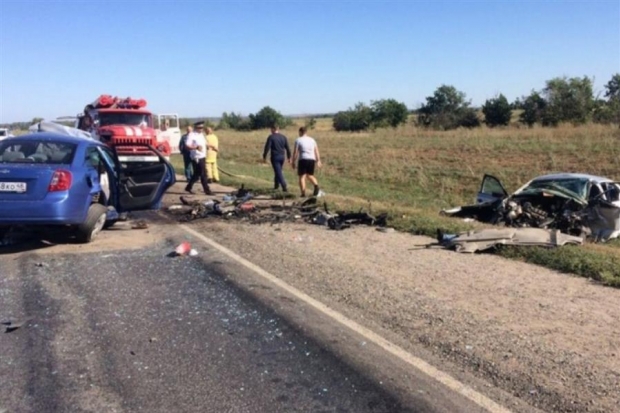 Под Волгоградом в лобовом ДТП погибли два водителя, ранен пассажир Под Волгоградом в лобовом ДТП погибли два водителя, ранен пассажир
