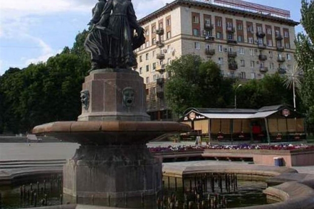 В центре Волгограда крыши «сталинских» домов очистят от наружной рекламы В центре Волгограда крыши «сталинских» домов очистят от наружной рекламы