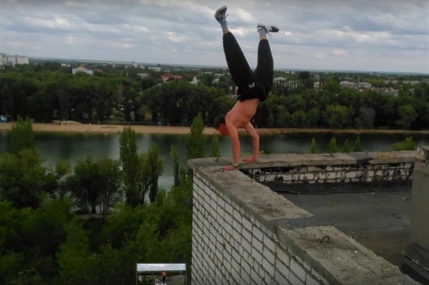 Волгоградский экстремал выполнил стойку на руках на крыше многоэтажки Волгоградский экстремал выполнил стойку на руках на крыше многоэтажки