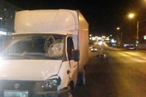 На юге Волгограда водитель фургона насмерть сбил пенсионера На юге Волгограда водитель фургона насмерть сбил пенсионера