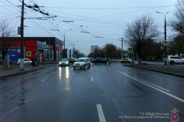 На западе Волгограда под колеса «Лады» попал 31-летний пешеход На западе Волгограда под колеса «Лады» попал 31-летний пешеход