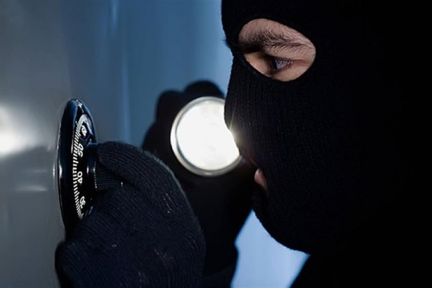 В Волгоградской области грабители вынесли из сейфа магазина 110 тысяч рублей В Волгоградской области грабители вынесли из сейфа магазина 110 тысяч рублей