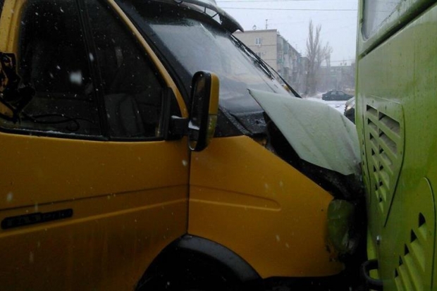 На юге Волгограда столкнулись автобус и маршрутка: трое пострадали На юге Волгограда столкнулись автобус и маршрутка: трое пострадали