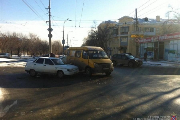 В Волгограде в ДТП с маршруткой пострадала пассажирка В Волгограде в ДТП с маршруткой пострадала пассажирка