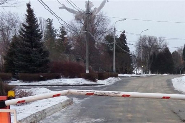 Пятница, 13-е: водитель въехал в шлагбаум на Мамаевом кургане Пятница, 13-е: водитель въехал в шлагбаум на Мамаевом кургане