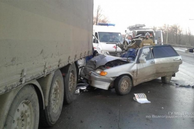 В Волжском ВАЗ врезался в грузовик: погибла женщина В Волжском ВАЗ врезался в грузовик: погибла женщина