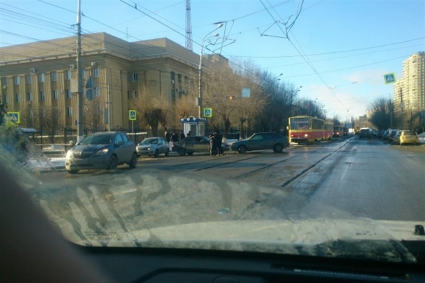 Из-за ДТП в центре Волгограда на полчаса замерли трамваи Из-за ДТП в центре Волгограда на полчаса замерли трамваи