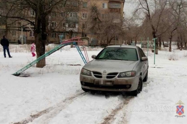 На юге Волгограда водитель «Ниссана» задним ходом сбил 10-летнюю девочку На юге Волгограда водитель «Ниссана» задним ходом сбил 10-летнюю девочку