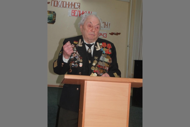 Олег Бурковский несмотря на возраст часто бывает в волгоградских школах Олег Бурковский несмотря на возраст часто бывает в волгоградских школах
