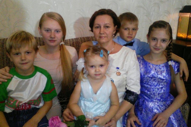 Ирина постоянно с детьми, а Евгений – основной добытчик, застать его дома не так просто Ирина постоянно с детьми, а Евгений – основной добытчик, застать его дома не так просто