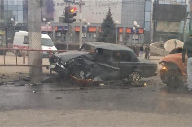 Рано утром в Волгограде Porsche Cayenne раздавил «семерку» Рано утром в Волгограде Porsche Cayenne раздавил «семерку»