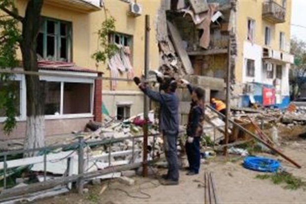 Вокруг разрушенного дома в Волгограде возводят двухметровый забор Вокруг разрушенного дома в Волгограде возводят двухметровый забор