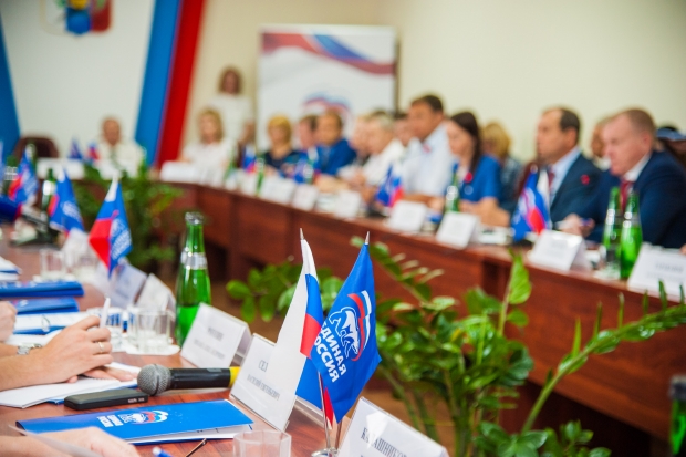 Единороссы хотя говорить с народом говорить без микрофона. Фото Сергея Григоренко Единороссы хотя говорить с народом говорить без микрофона. Фото Сергея Григоренко