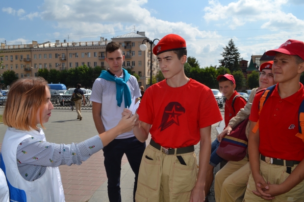 В Волгограде раздали бумажных журавликов в память о жертвах терроризма В Волгограде раздали бумажных журавликов в память о жертвах терроризма