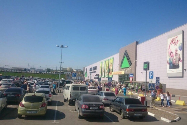 В Волгограде срочно эвакуируют торговые центры В Волгограде срочно эвакуируют торговые центры