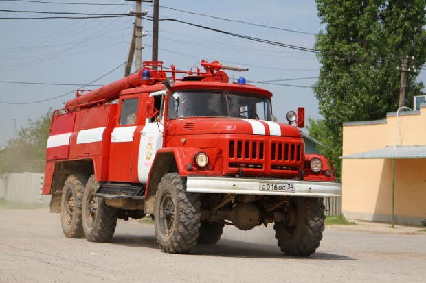 В промзоне на окраине Волгограда тушат ландшафтный пожар В промзоне на окраине Волгограда тушат ландшафтный пожар