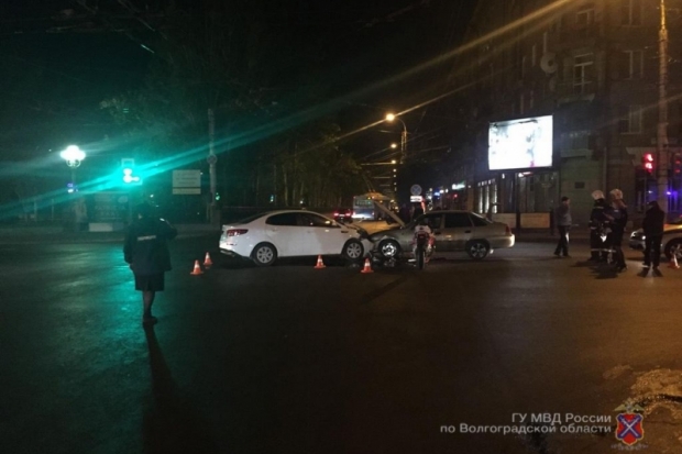 Мотоциклист спровоцировал тройное ДТП в центре Волгограда Мотоциклист спровоцировал тройное ДТП в центре Волгограда