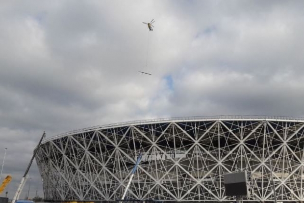 На стройплощадке «Волгоград Арены» работает вертолет На стройплощадке «Волгоград Арены» работает вертолет