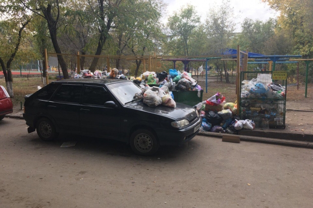 Машину волгоградца завалили мусорными пакетами из-за того, что он закрыл проезд к бакам Машину волгоградца завалили мусорными пакетами из-за того, что он закрыл проезд к бакам
