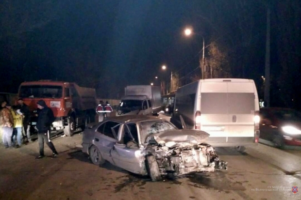 В массовом ДТП на юге Волгограда пострадал 22-летний водитель «Хендэ» В массовом ДТП на юге Волгограда пострадал 22-летний водитель «Хендэ»