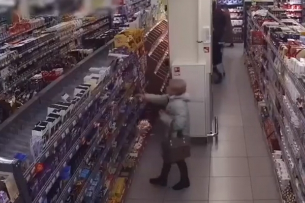 Опрятная женщина в Волжском попала на видео, украв из магазина шоколад и дезодорант Опрятная женщина в Волжском попала на видео, украв из магазина шоколад и дезодорант