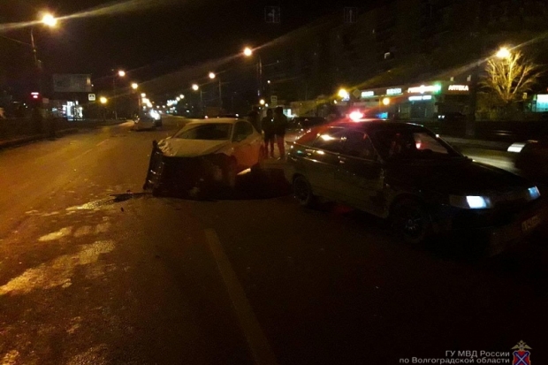 На юге Волгограда автоледи устроила ДТП из пяти автомобилей На юге Волгограда автоледи устроила ДТП из пяти автомобилей