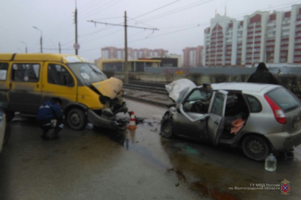 Лобовое ДТП с маршруткой в Волжском: один человек погиб, двое ранены Лобовое ДТП с маршруткой в Волжском: один человек погиб, двое ранены