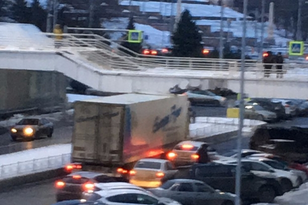 Фура перегородила Нулевую Продольную рядом с речпортом в Волгограде Фура перегородила Нулевую Продольную рядом с речпортом в Волгограде